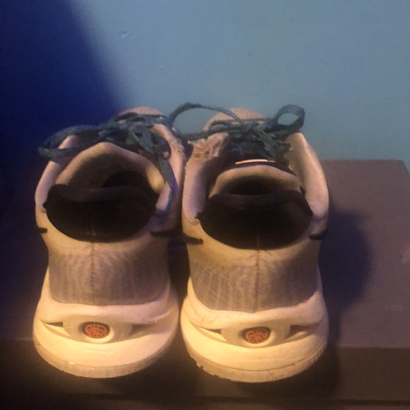 I’m selling size 12 nike kyrie basketball shoes - Picture 4 of 7